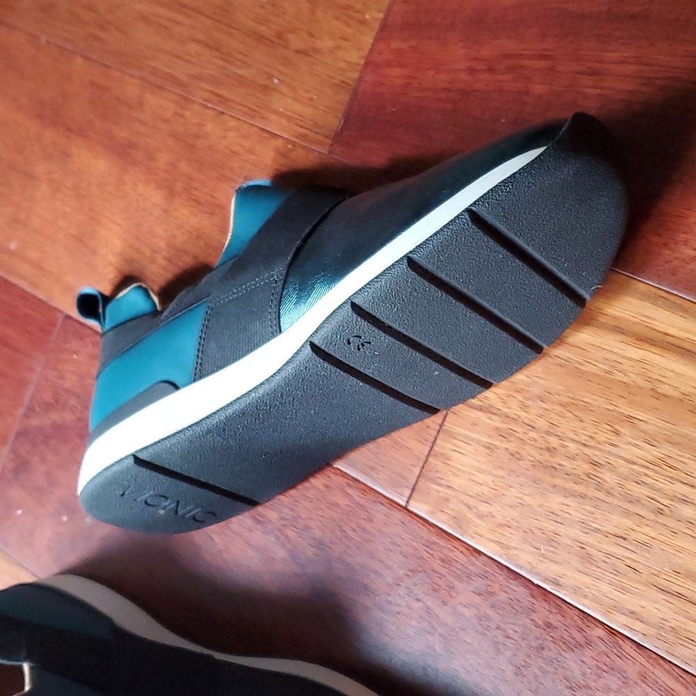 Bionic slip on metallic teal shoe - Picture 3 of 4